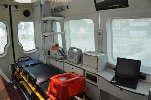 拜泉县救护车内部